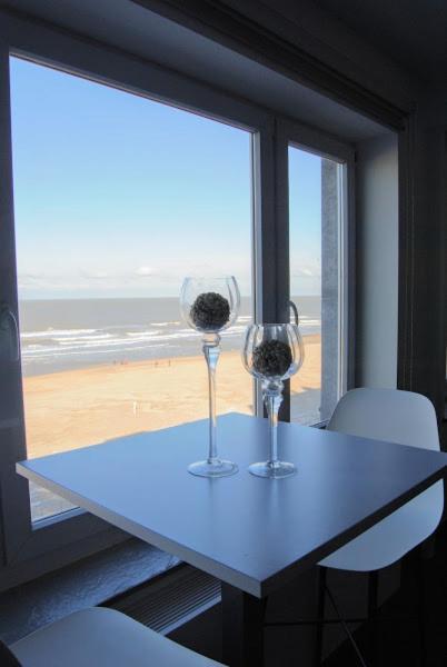 Modern Appartement Op De Zeedijk Met 2 Slaapkamers Te Oostende Exterior foto